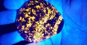 ユーパーライト（光る鉱石）は日本で買える？誰がどこで発見したの？