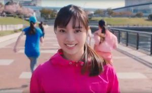 2019スリムウォークCMの女優の名前は?誰が赤い服を着てランニングしてる?