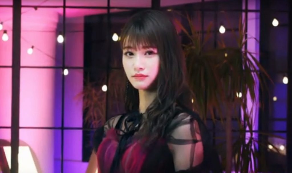 ウィッチズポーチCMで魔女衣装の女性の名前は？誰がでウインクしてる？